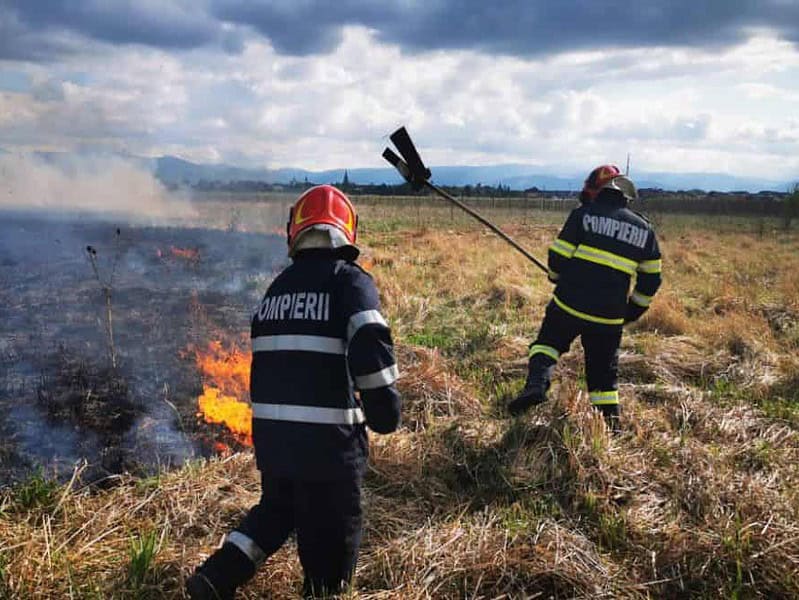 Vântul face probleme. Bucată de acoperiș smulsă și incendiu de vegetație lângă cel mai nou parc al Sibiului