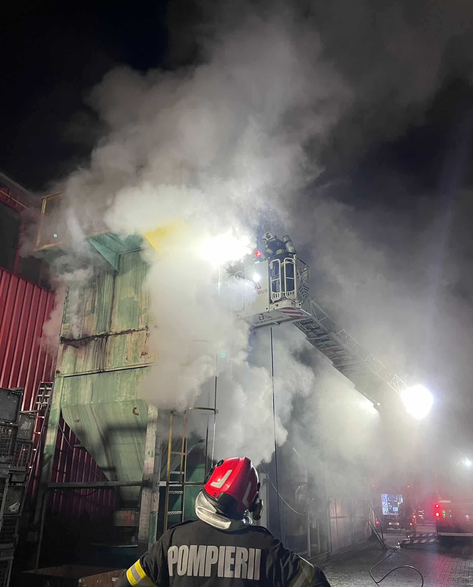 Incendiul de la fabrica de componente auto Caucho. Aproape 100 de oameni s-au autoevacuat (foto)