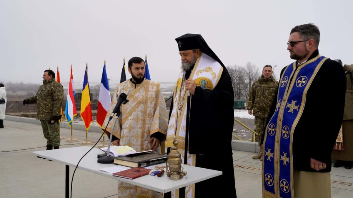 Un absolvent al Facultății de Teologie din Sibiu, instalat ca preot militar al bazei NATO de la Cincu (foto)