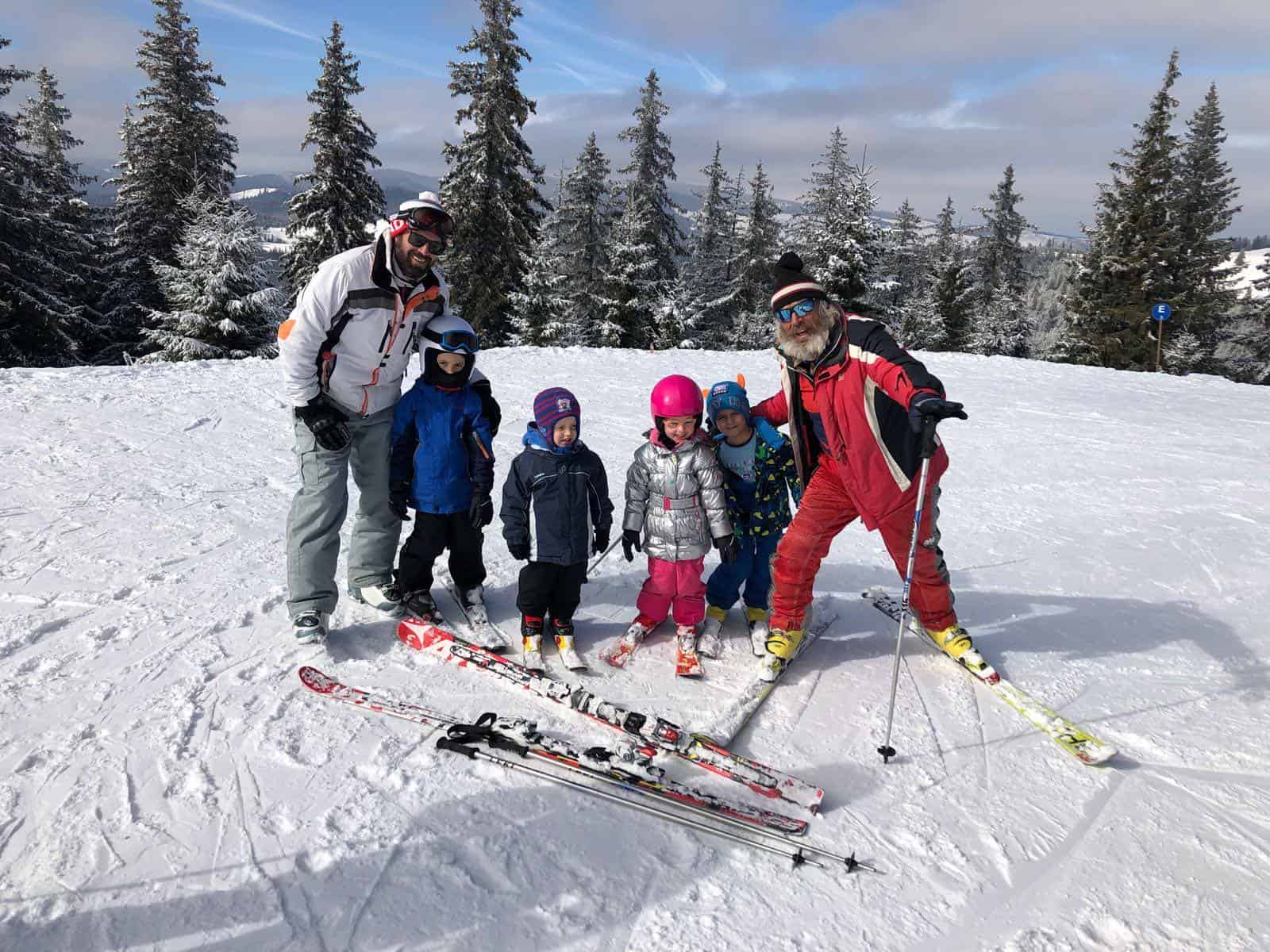 Cel mai cunoscut instructor de schi din Sibiu s-a pensionat. Joe pune clăparii ,,în cui” după 55 de ani petrecuți pe pârtii (foto)