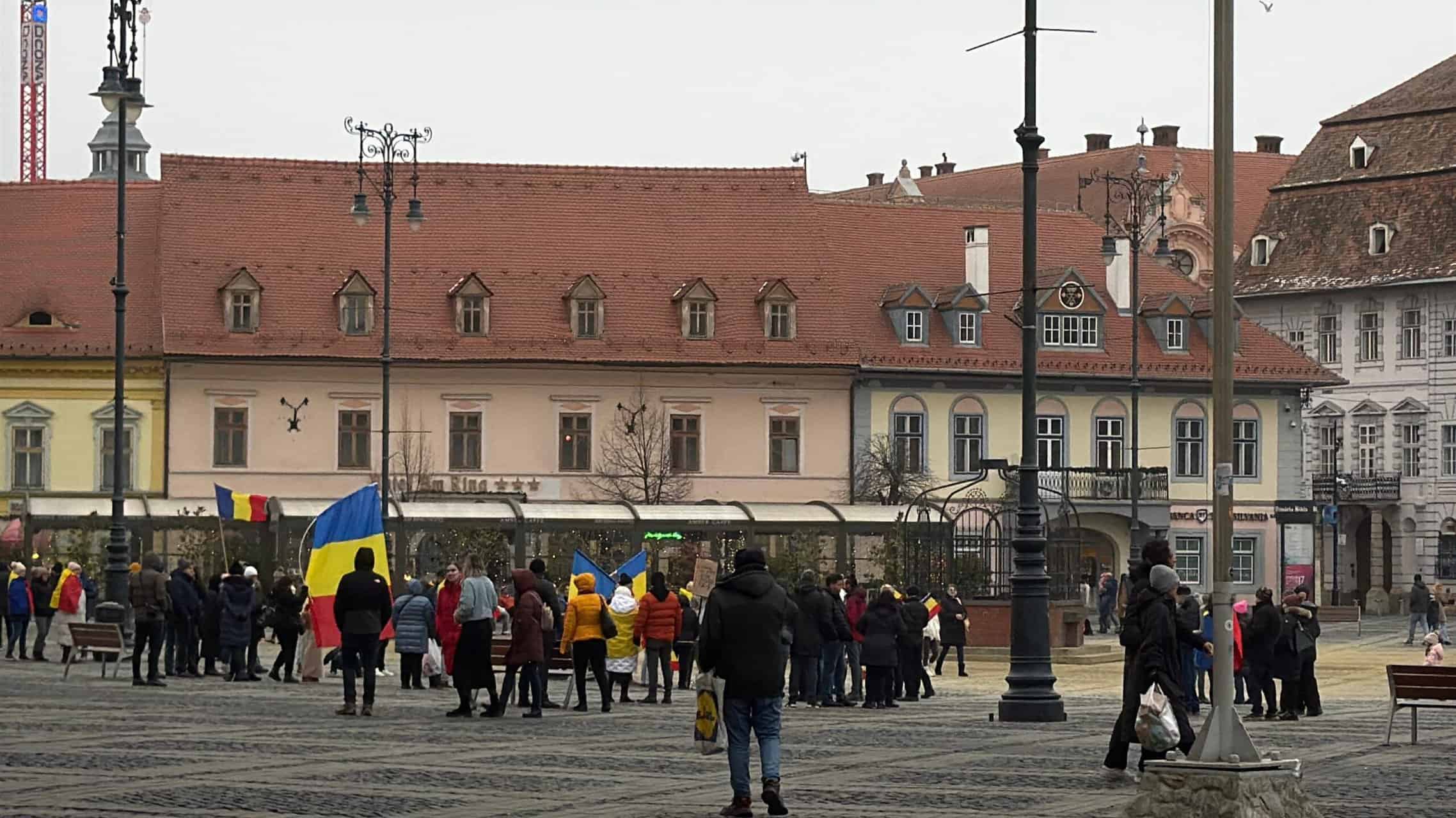 Peste 200 de manifestanți la protestul din centrul Sibiului pentru reluarea turului 2 al alegerilor prezidențiale