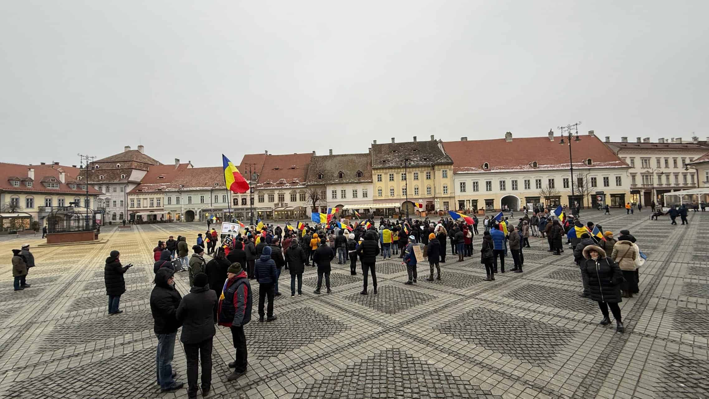 Peste 200 de manifestanți la protestul din centrul Sibiului pentru reluarea turului 2 al alegerilor prezidențiale