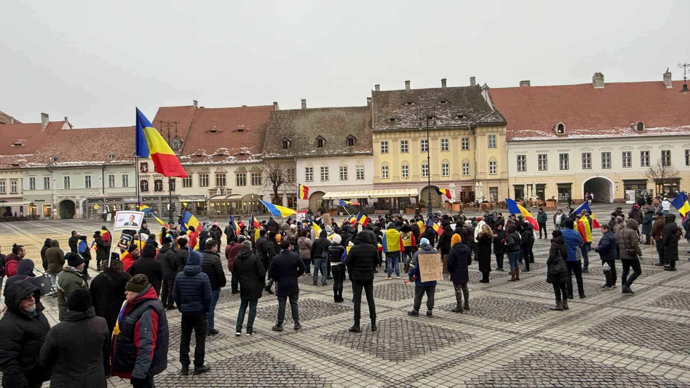 Peste 200 de manifestanți la protestul din centrul Sibiului pentru reluarea turului 2 al alegerilor prezidențiale