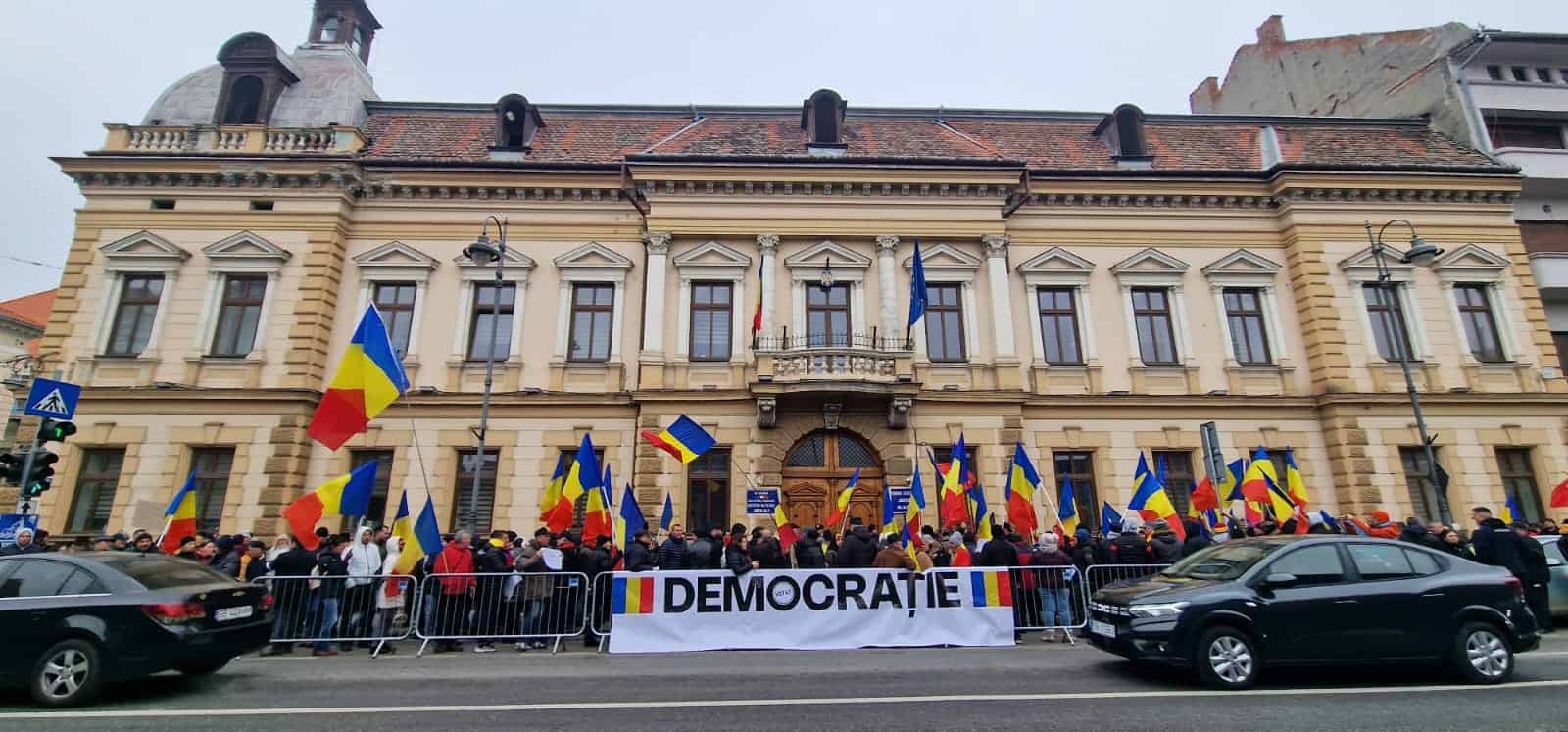 Protest în fața Prefecturii din Sibiu. S-au adunat câteva sute de sibieni (video foto) UPDATE