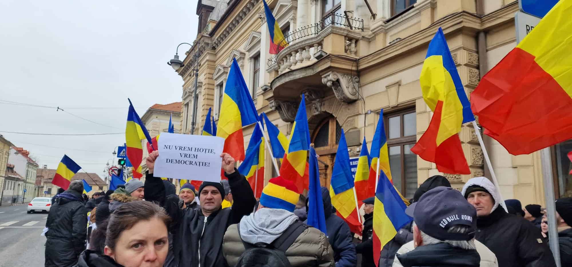 Protest în fața Prefecturii din Sibiu. S-au adunat câteva sute de sibieni (video foto) UPDATE