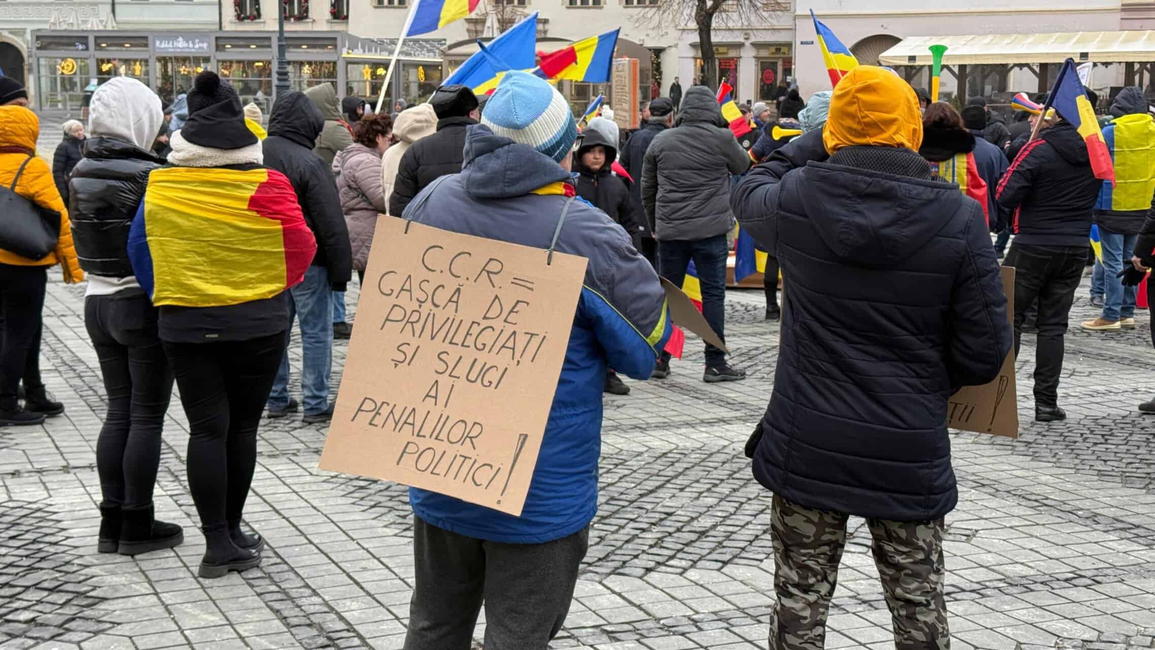 Peste 200 de manifestanți la protestul din centrul Sibiului pentru reluarea turului 2 al alegerilor prezidențiale