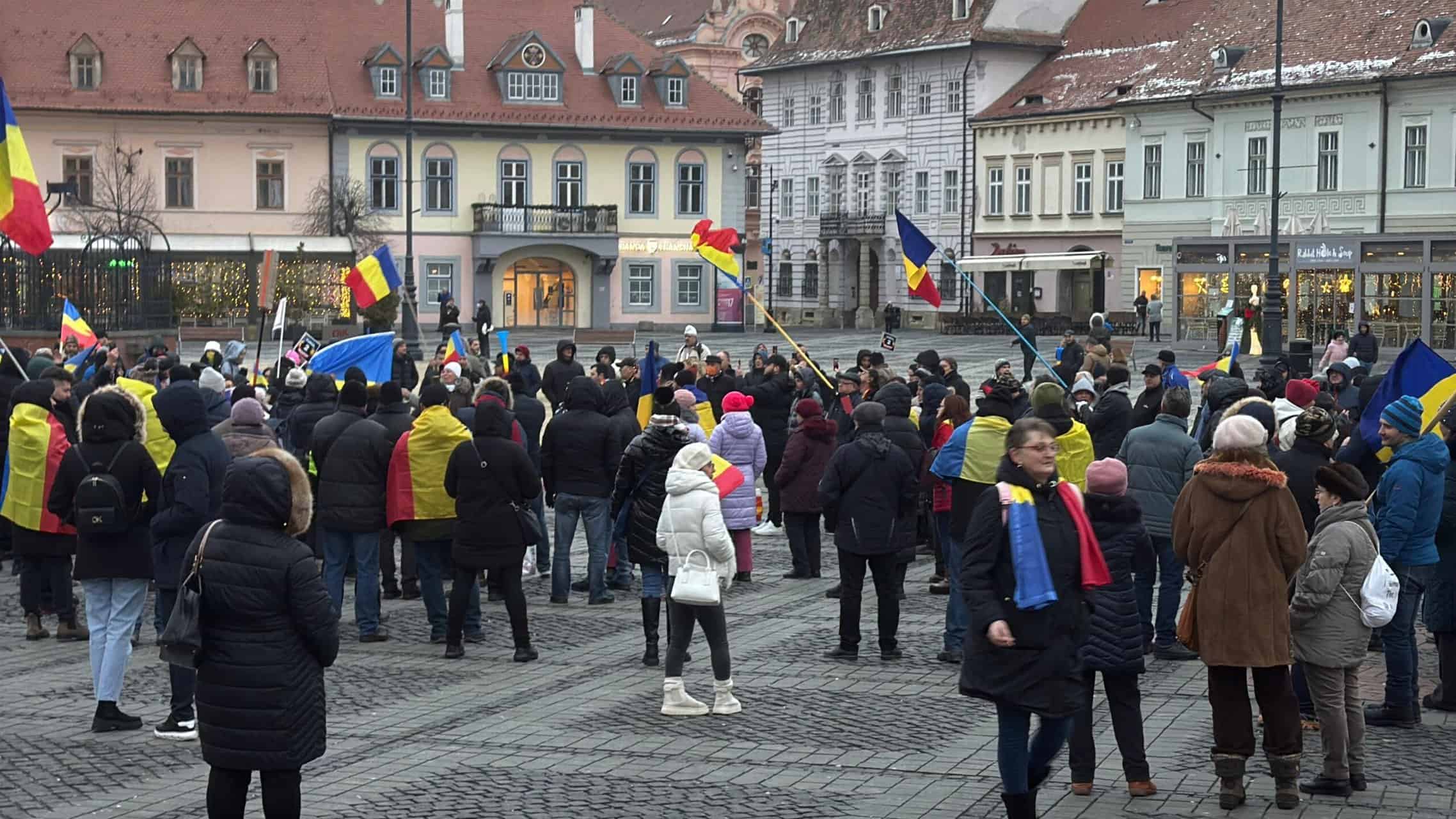 Peste 200 de manifestanți la protestul din centrul Sibiului pentru reluarea turului 2 al alegerilor prezidențiale