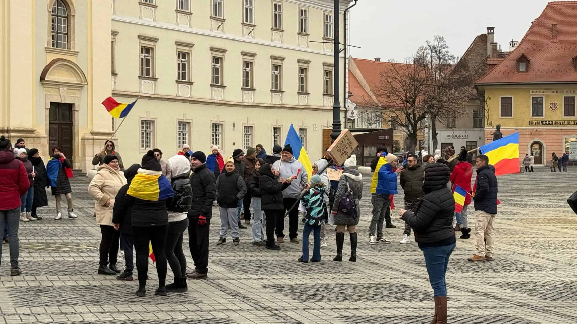 Peste 200 de manifestanți la protestul din centrul Sibiului pentru reluarea turului 2 al alegerilor prezidențiale