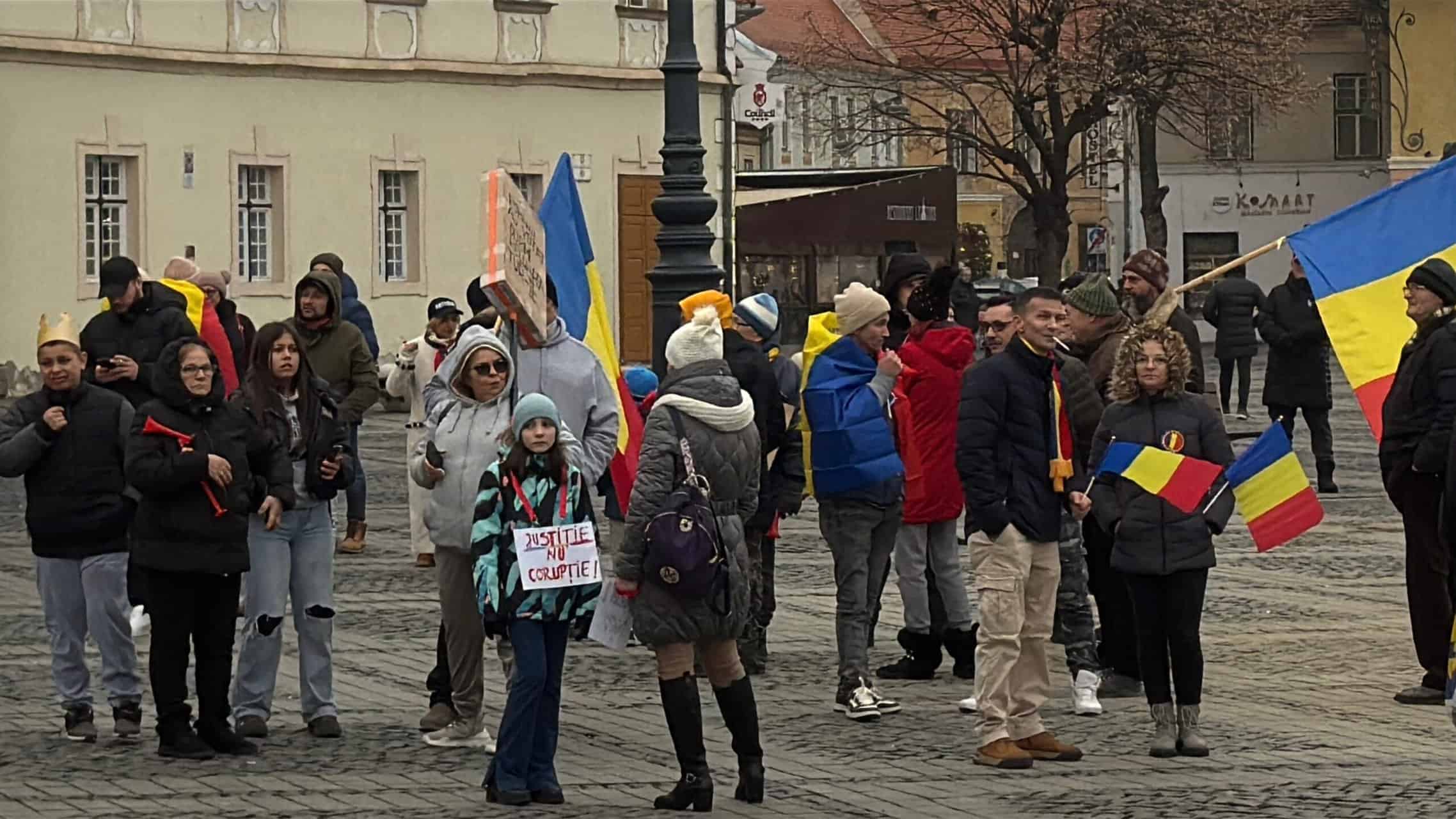 Peste 200 de manifestanți la protestul din centrul Sibiului pentru reluarea turului 2 al alegerilor prezidențiale