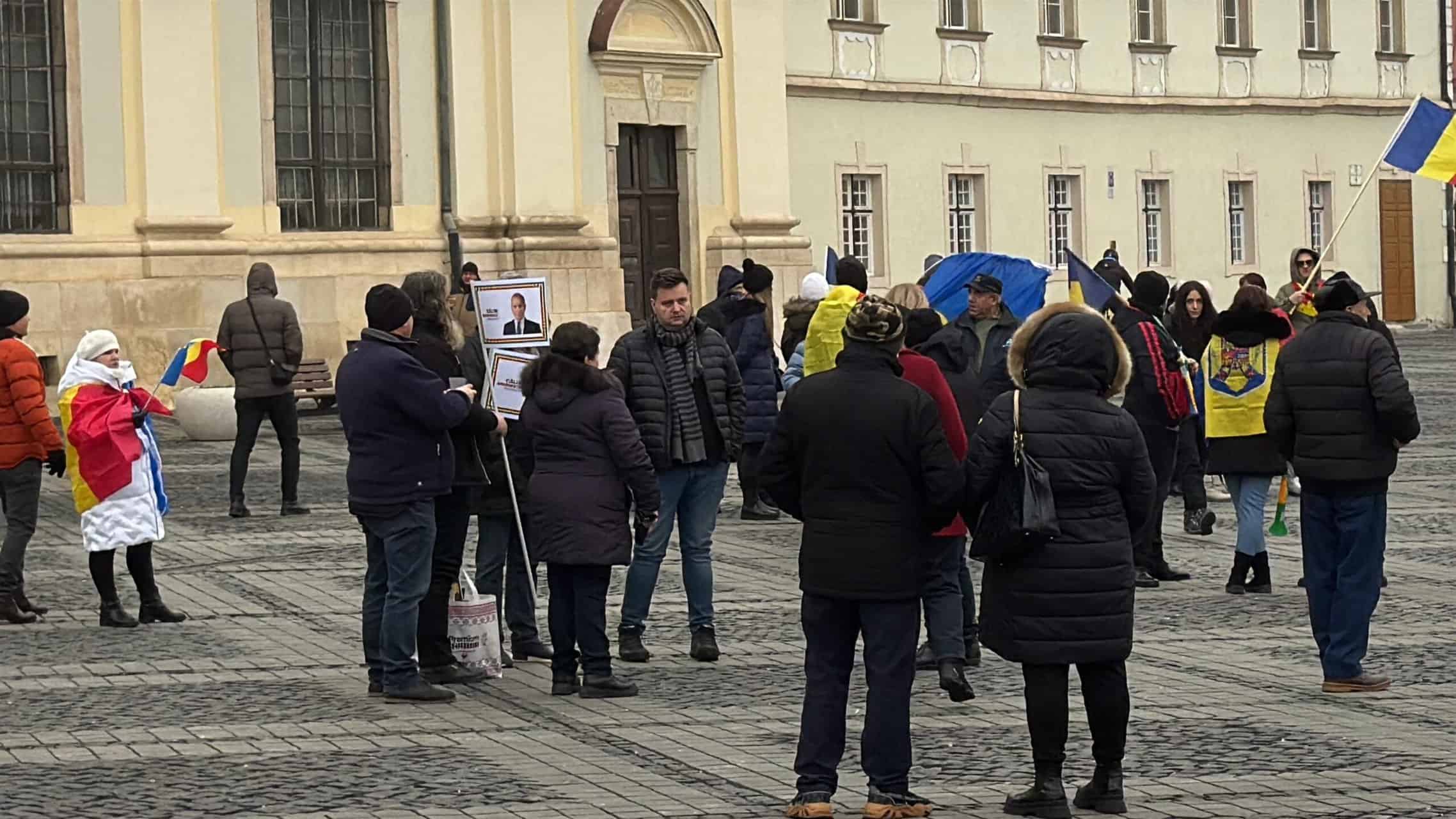 Peste 200 de manifestanți la protestul din centrul Sibiului pentru reluarea turului 2 al alegerilor prezidențiale