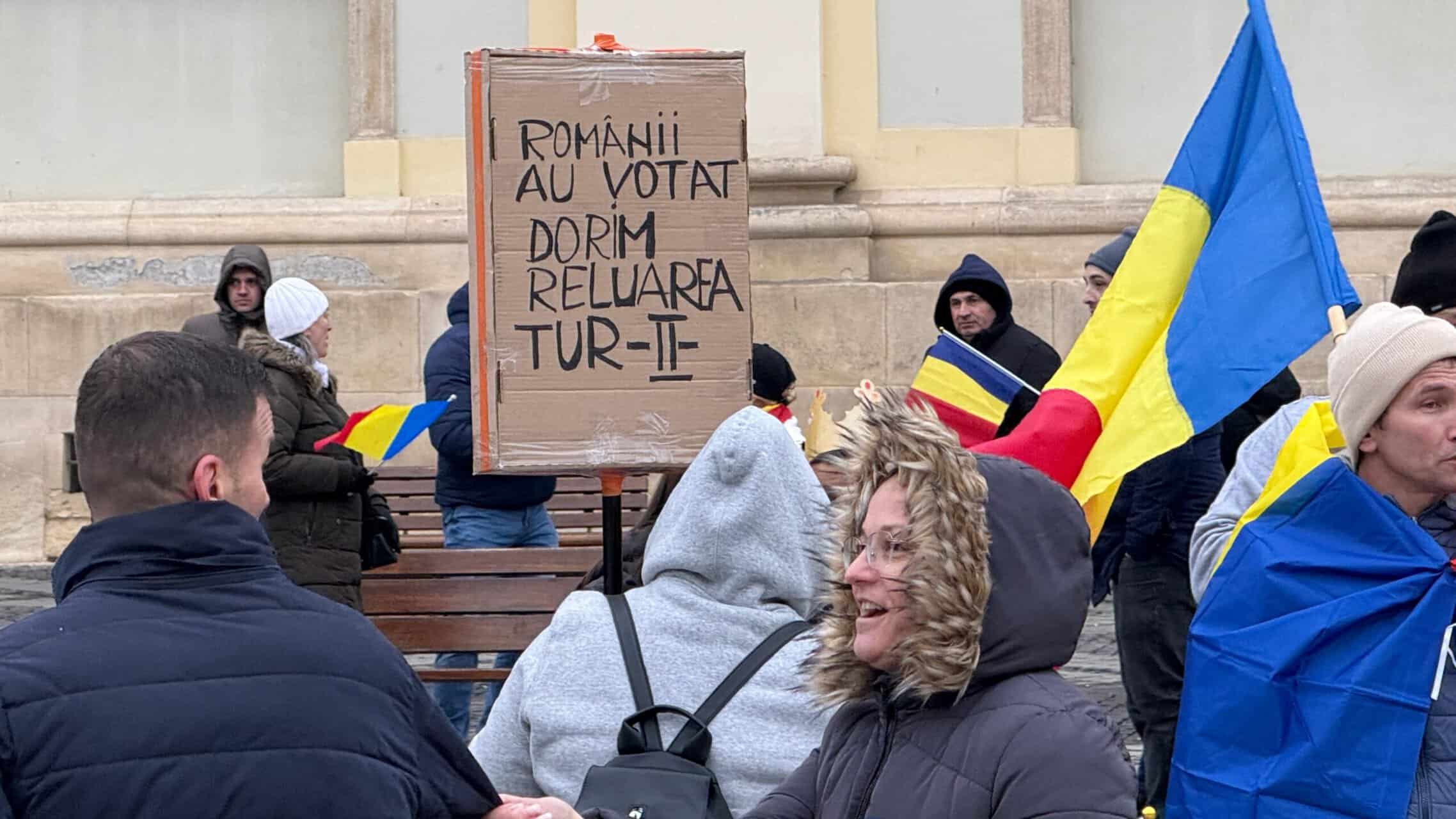 Peste 200 de manifestanți la protestul din centrul Sibiului pentru reluarea turului 2 al alegerilor prezidențiale