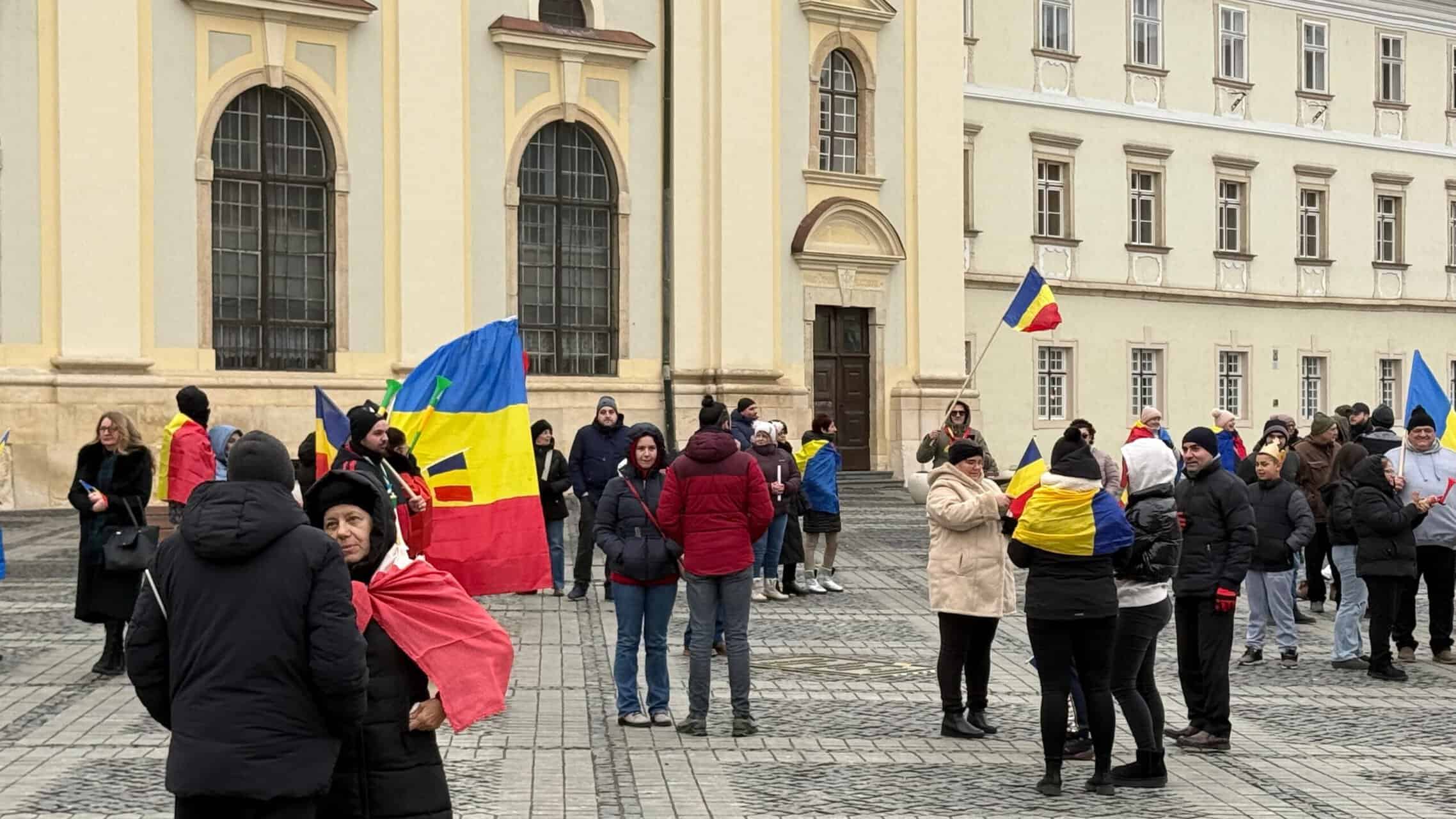 Peste 200 de manifestanți la protestul din centrul Sibiului pentru reluarea turului 2 al alegerilor prezidențiale