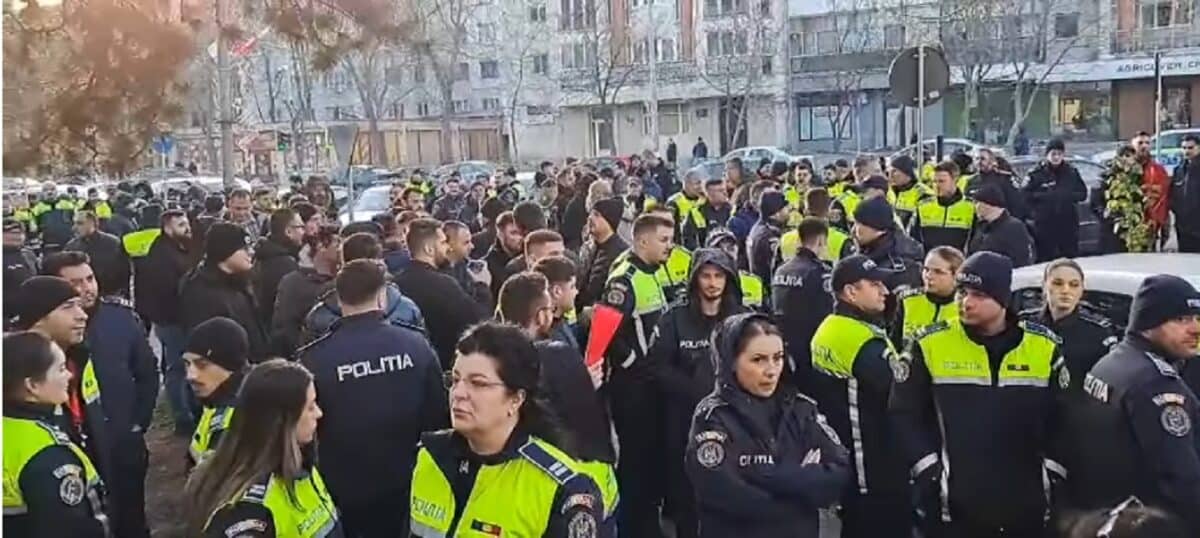 Protestul polițiștilor continuă. Unii au donat sânge în loc să meargă la lucru