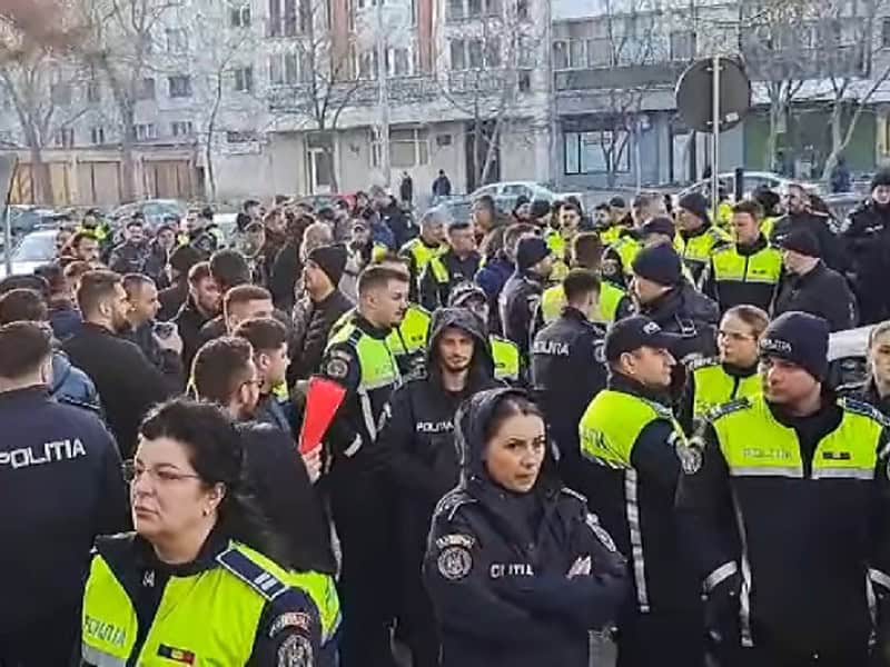 Protestul polițiștilor continuă. Unii au donat sânge în loc să meargă la lucru