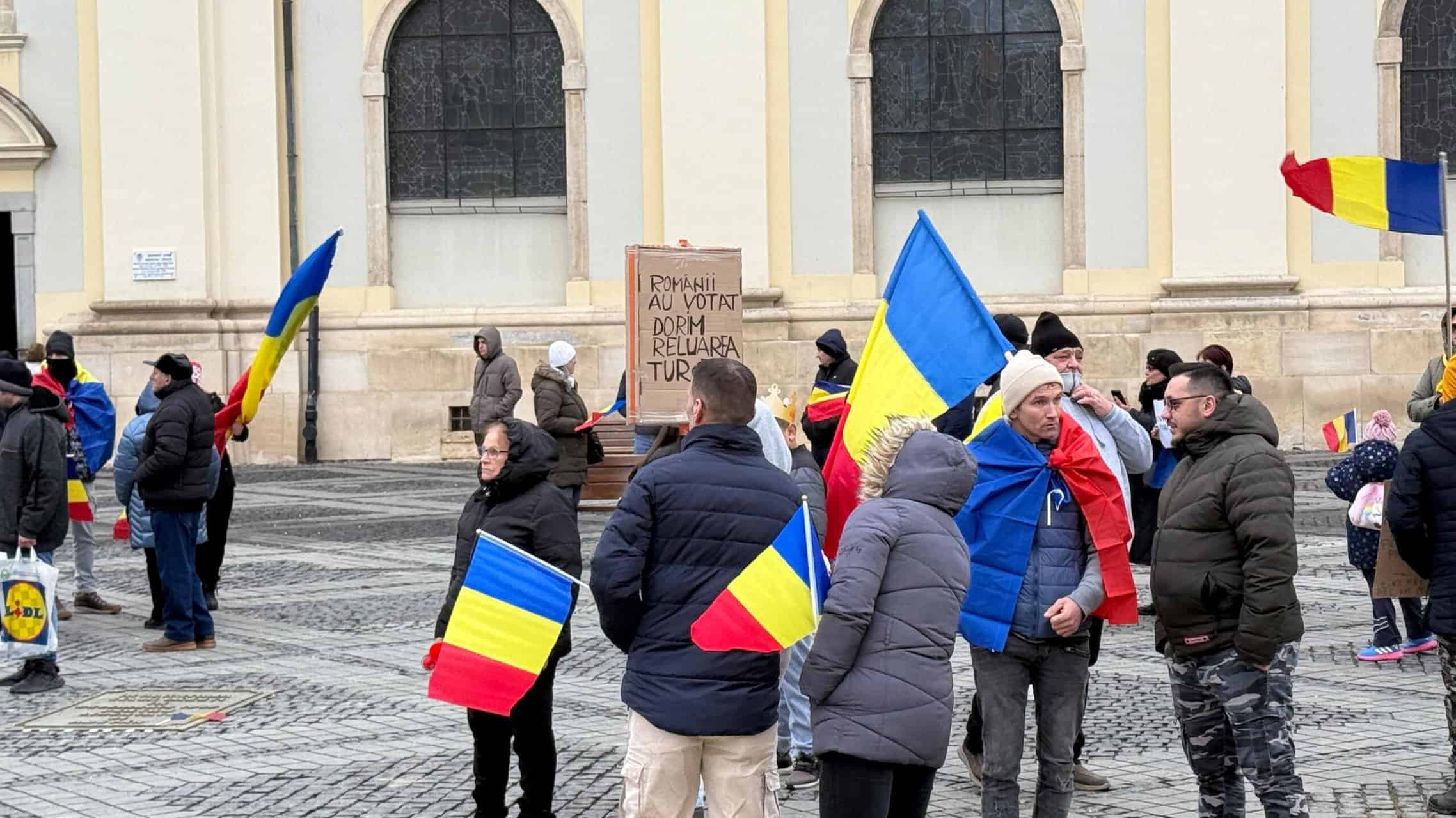 Peste 200 de manifestanți la protestul din centrul Sibiului pentru reluarea turului 2 al alegerilor prezidențiale