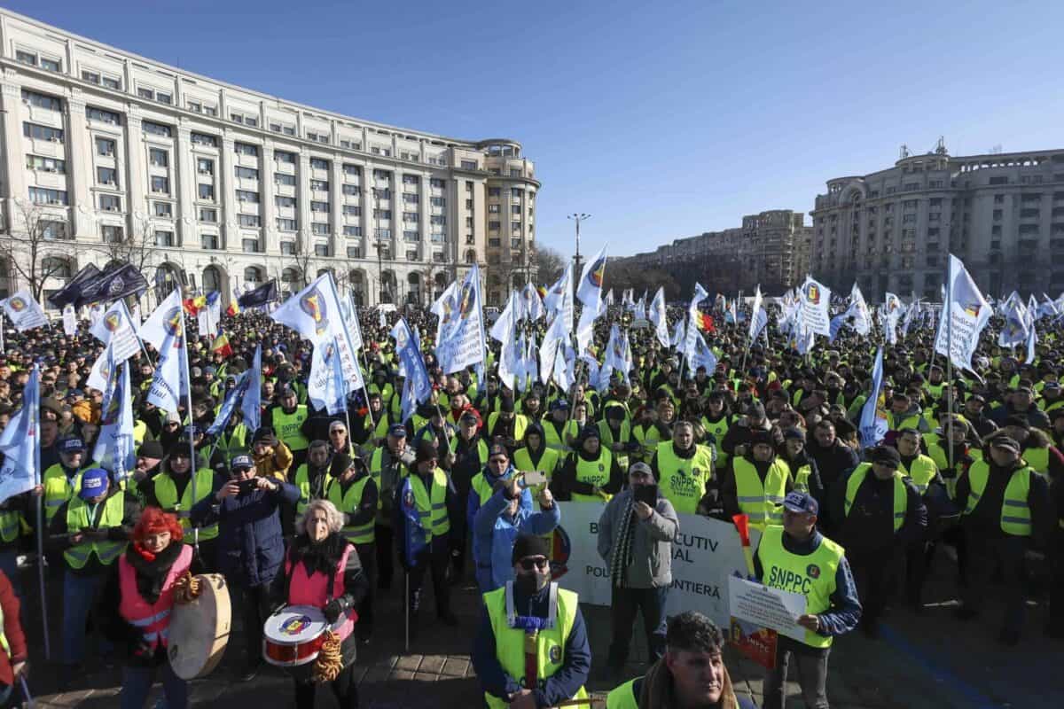 Protest în fața Guvernului împotriva ordonanței ”trenuleț”