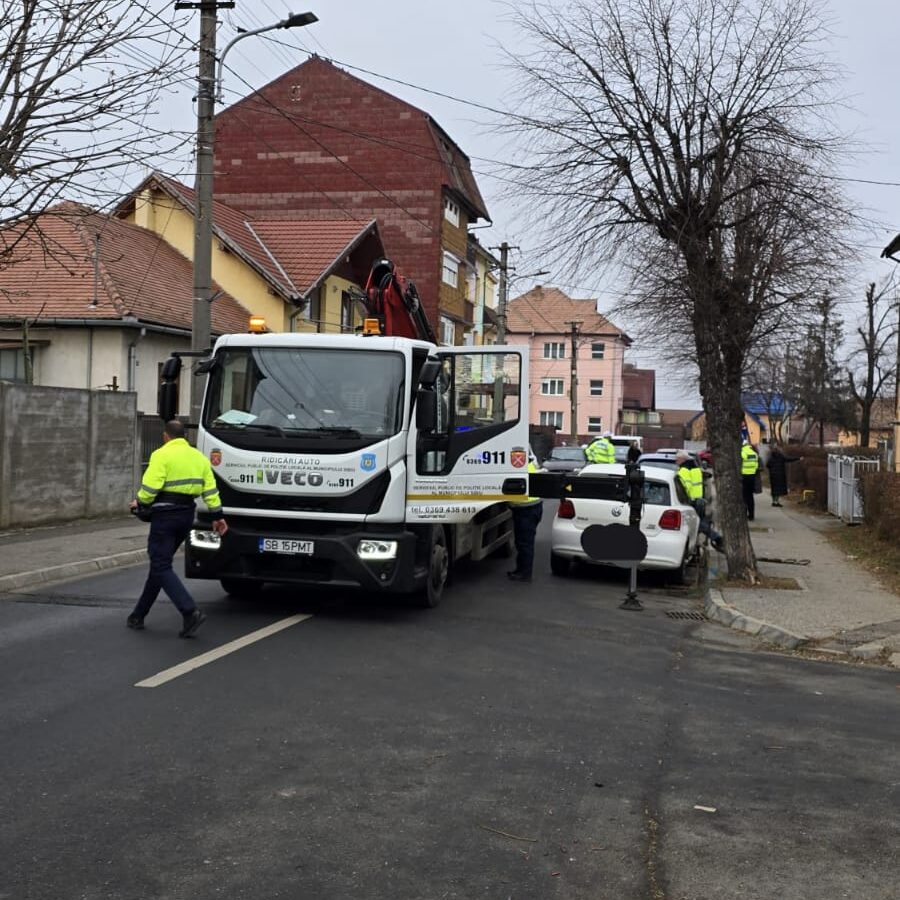 Mașini parcate în ”buza” intersecției pe strada Ceferiștilor. Au fost ridicate la solicitarea poliției (foto)