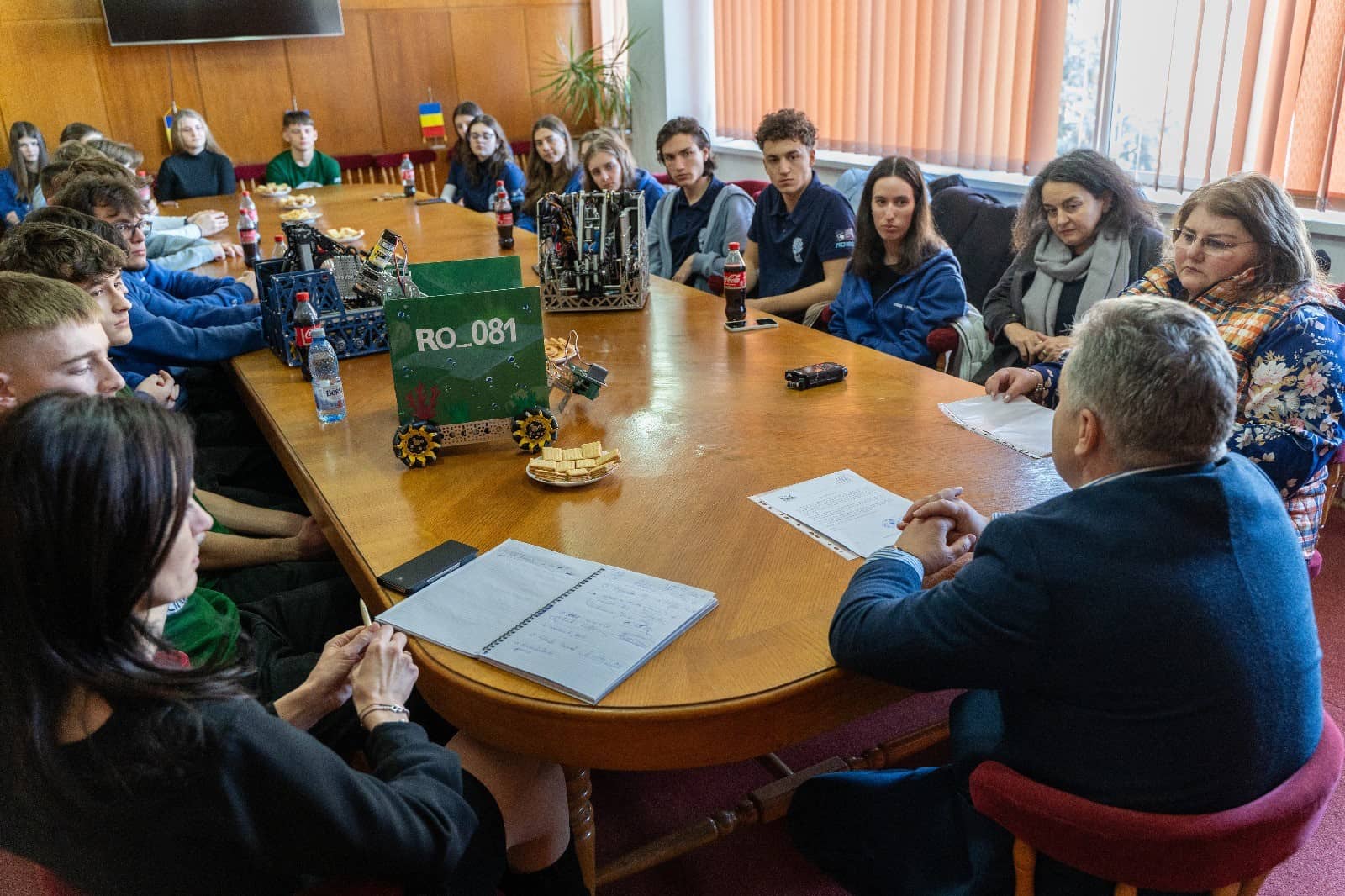 Întâlnire a echipelor de robotică ale liceelor medieșene la sediul Primăriei din Mediaș (foto)