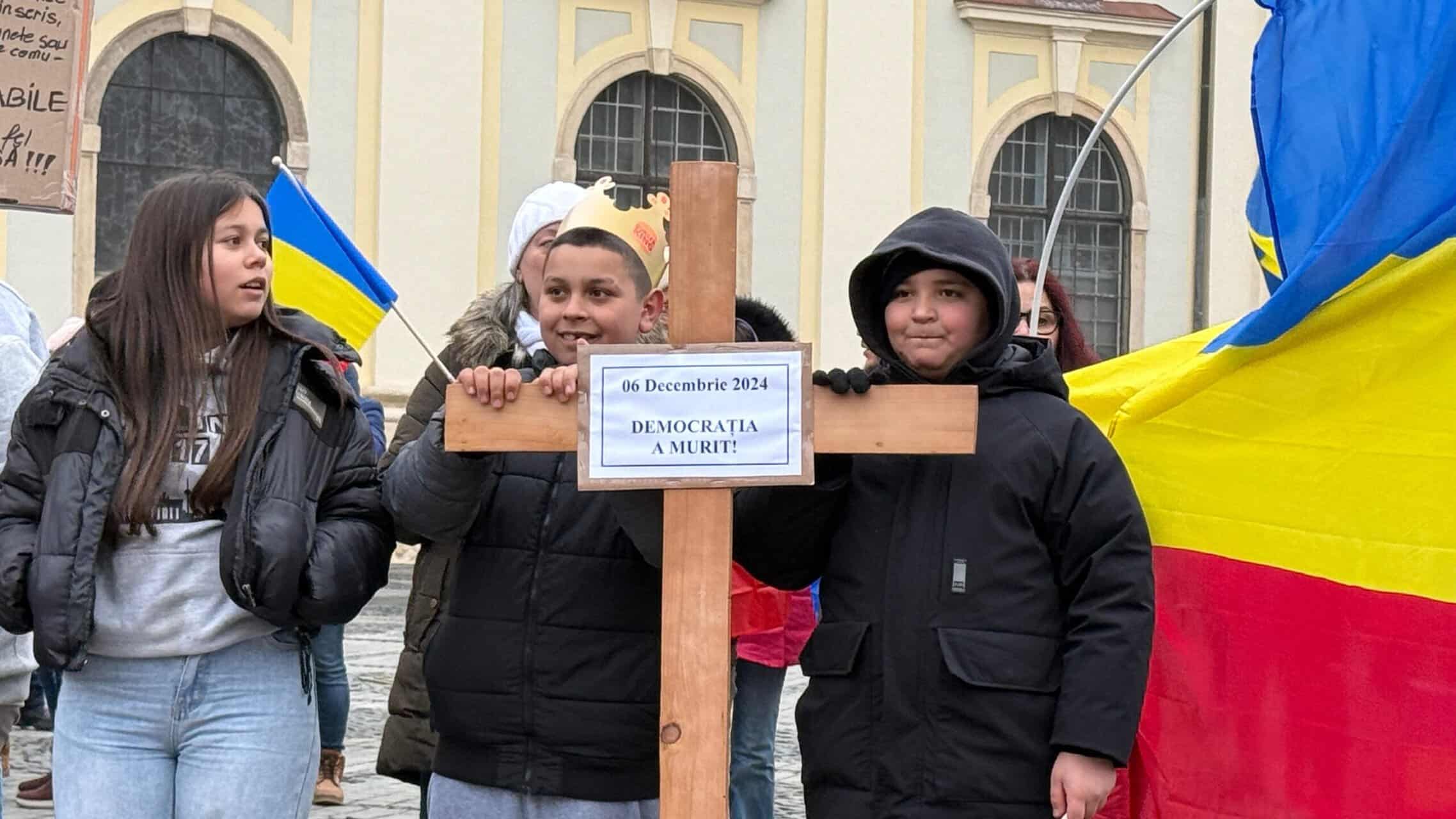 Peste 200 de manifestanți la protestul din centrul Sibiului pentru reluarea turului 2 al alegerilor prezidențiale