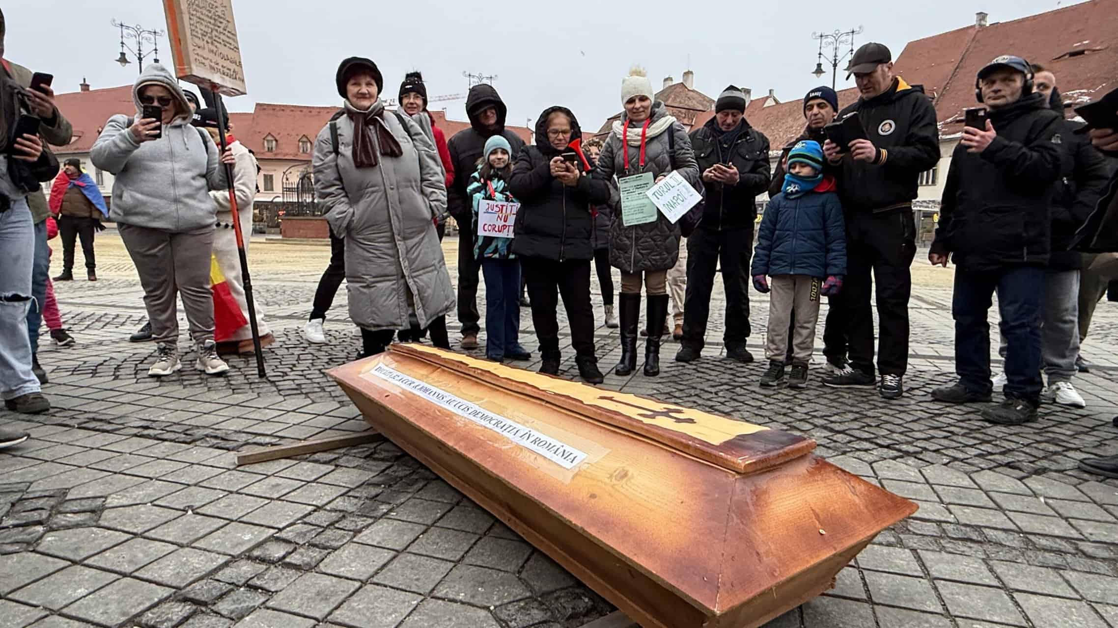 Peste 200 de manifestanți la protestul din centrul Sibiului pentru reluarea turului 2 al alegerilor prezidențiale