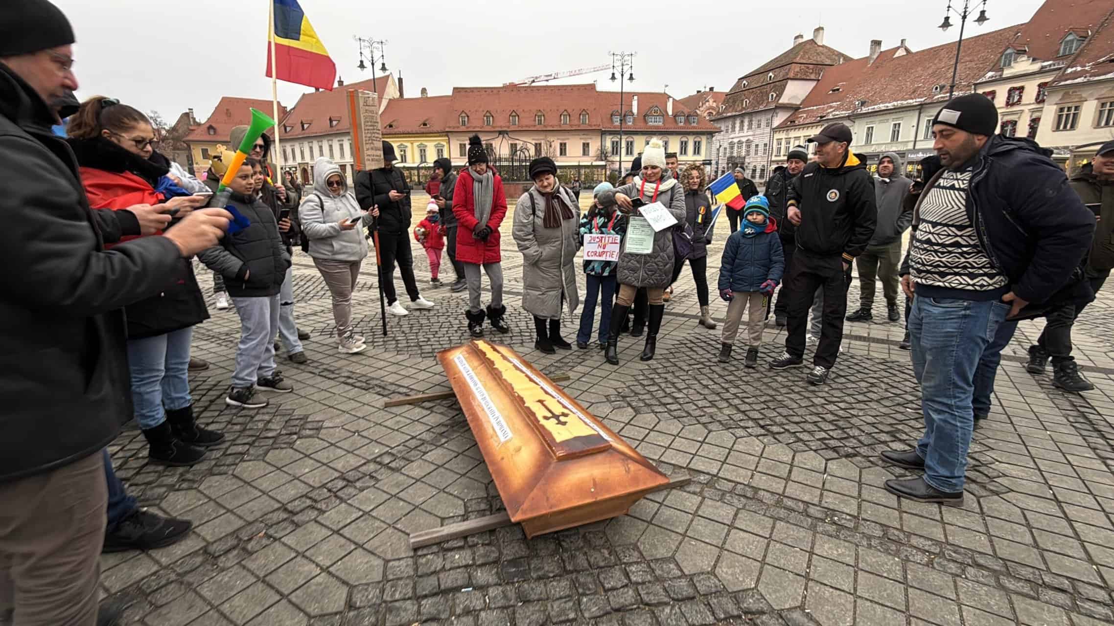 Peste 200 de manifestanți la protestul din centrul Sibiului pentru reluarea turului 2 al alegerilor prezidențiale