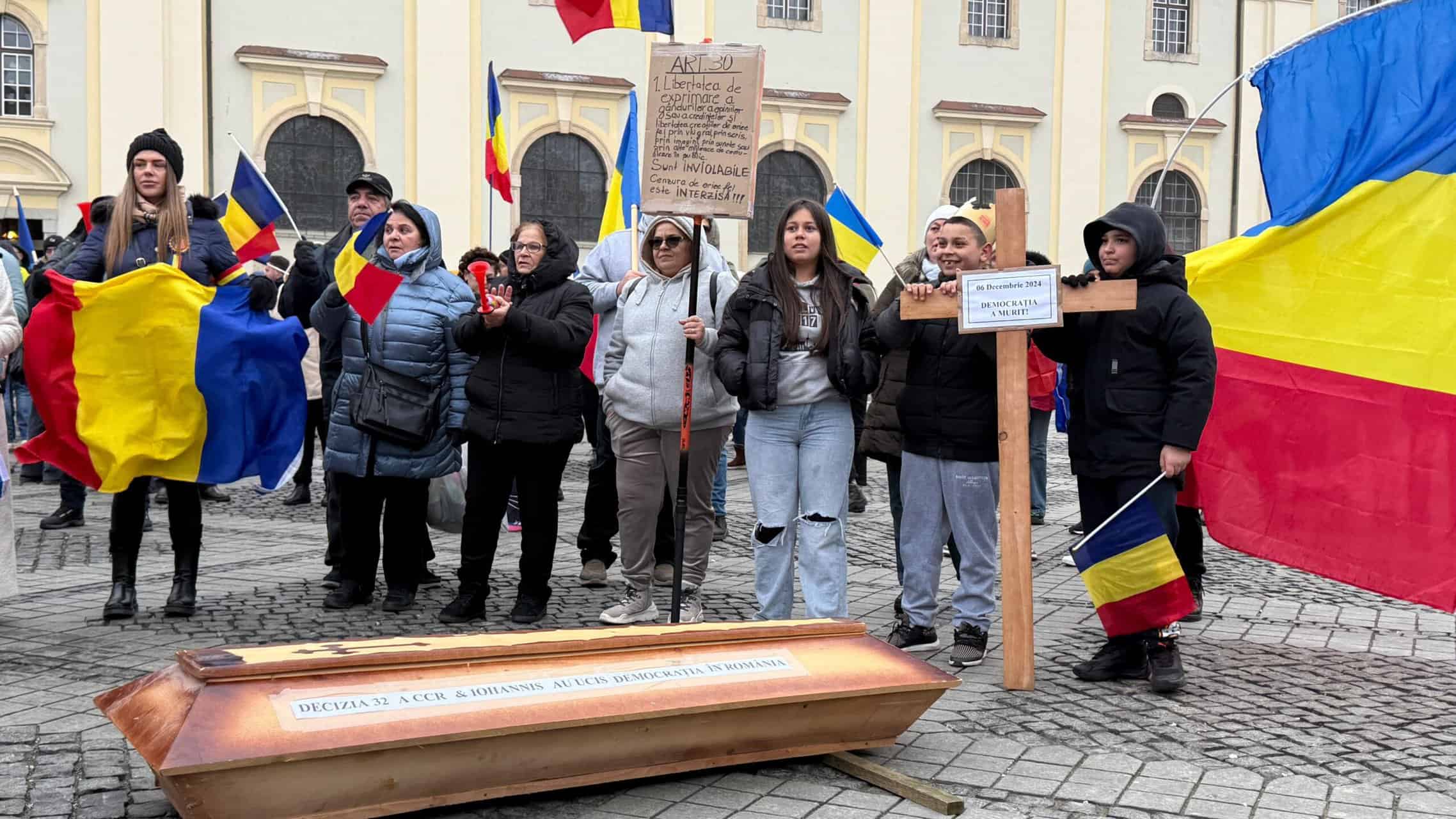 Peste 200 de manifestanți la protestul din centrul Sibiului pentru reluarea turului 2 al alegerilor prezidențiale