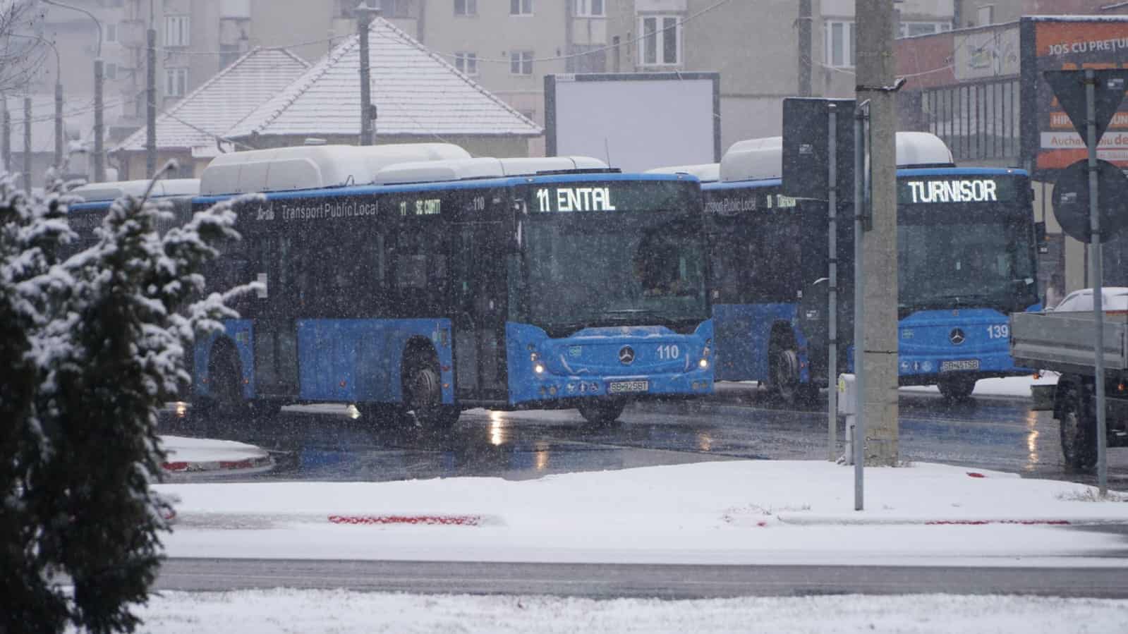 Trafic în condiții de iarnă la Sibiu. Se circulă bine în oraș (video, foto)