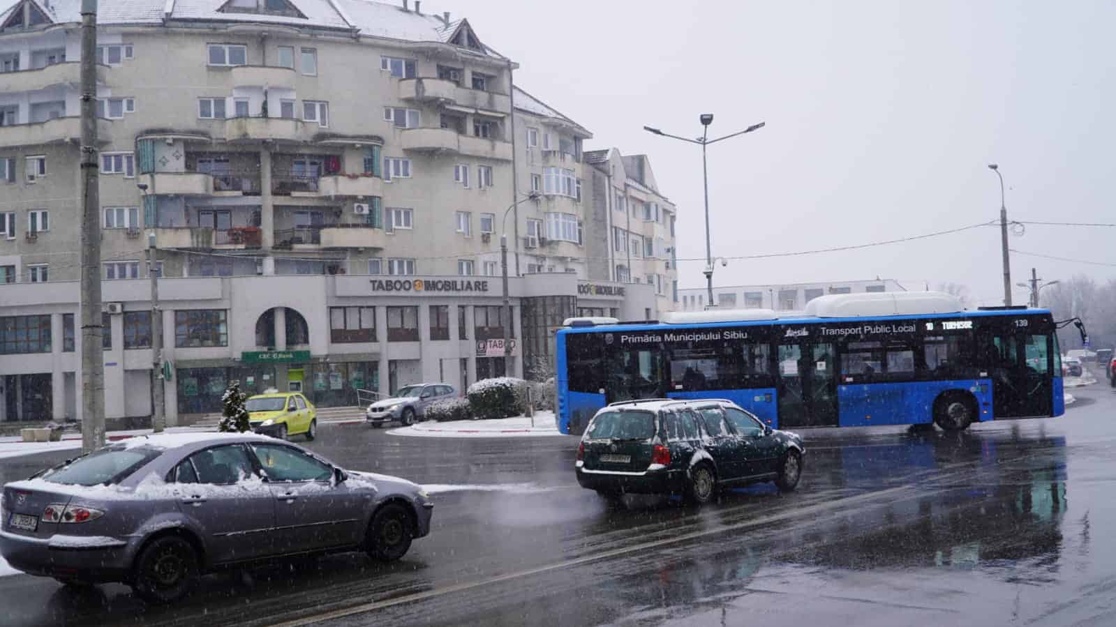 Trafic în condiții de iarnă la Sibiu. Se circulă bine în oraș (video, foto)