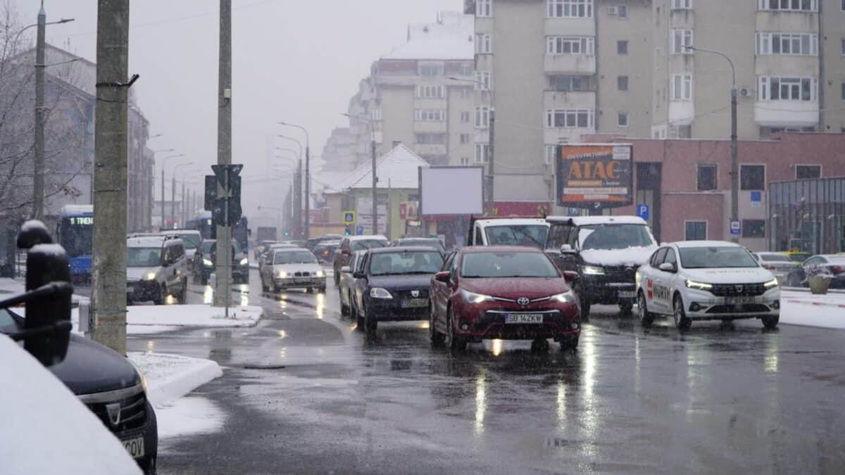 Trafic în condiții de iarnă la Sibiu. Se circulă bine în oraș (video, foto)