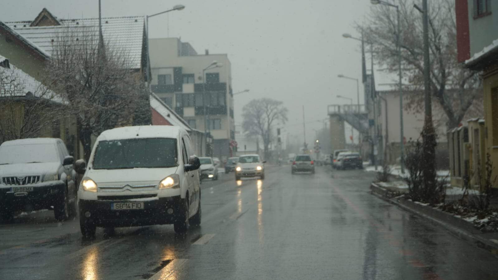 Trafic în condiții de iarnă la Sibiu. Se circulă bine în oraș (video, foto)