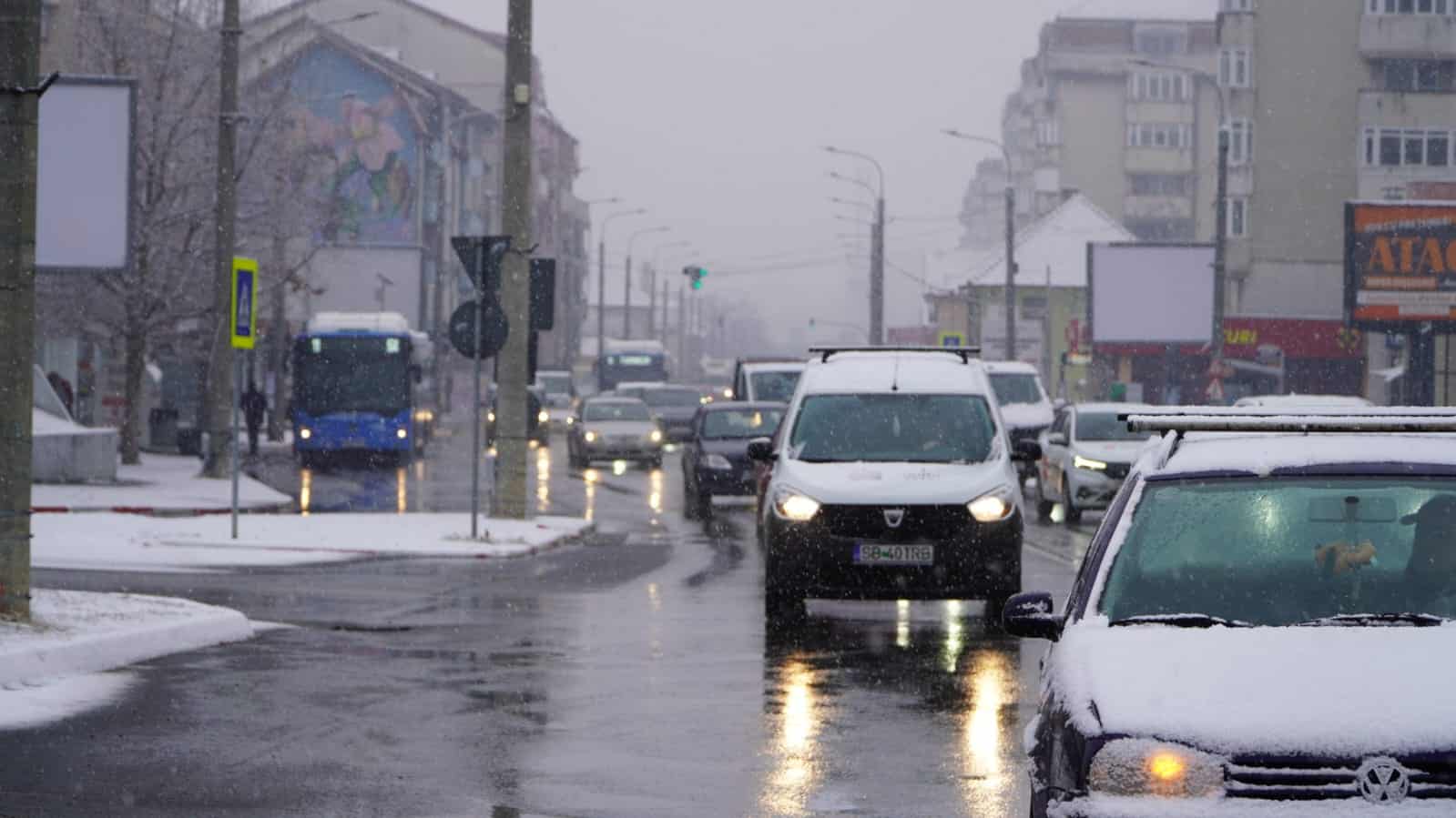 Trafic în condiții de iarnă la Sibiu. Se circulă bine în oraș (video, foto)