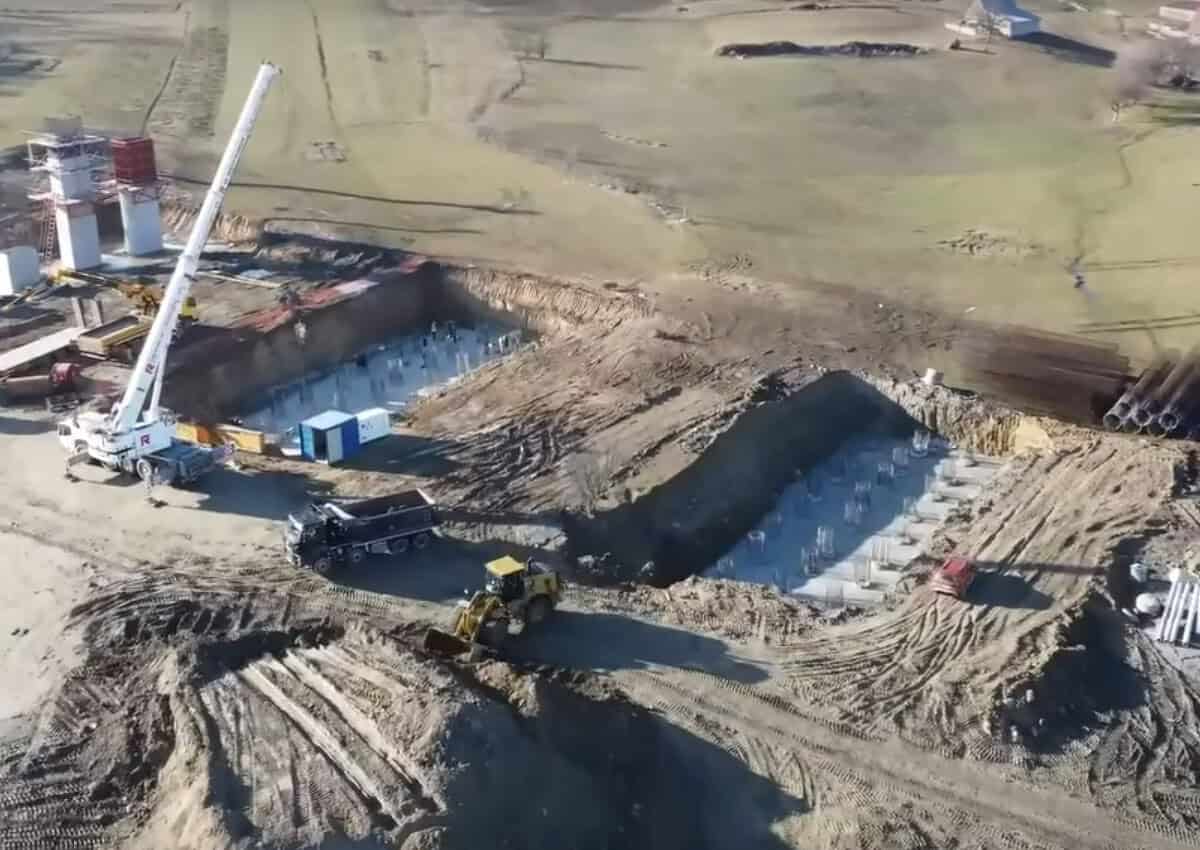 Aproape 1.000 de muncitori recrutați pentru construcția primului pod de pe autostrada Sibiu – Făgăraș (video)