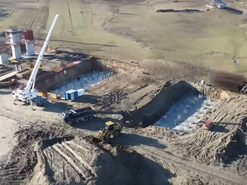 Aproape 1.000 de muncitori recrutați pentru construcția primului pod de pe autostrada Sibiu – Făgăraș (video)