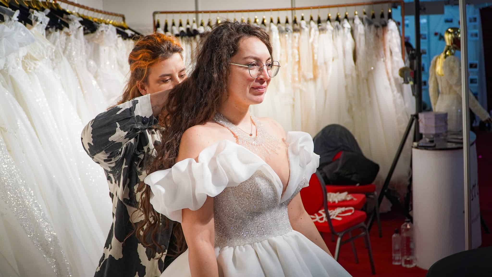 Viitorii miri, în căutarea ofertelor la Wedding Expo Sibiu. Rochii spectaculoase între 4.000 și 17.000 lei, costume elegante de la 1.500 lei (foto, video)