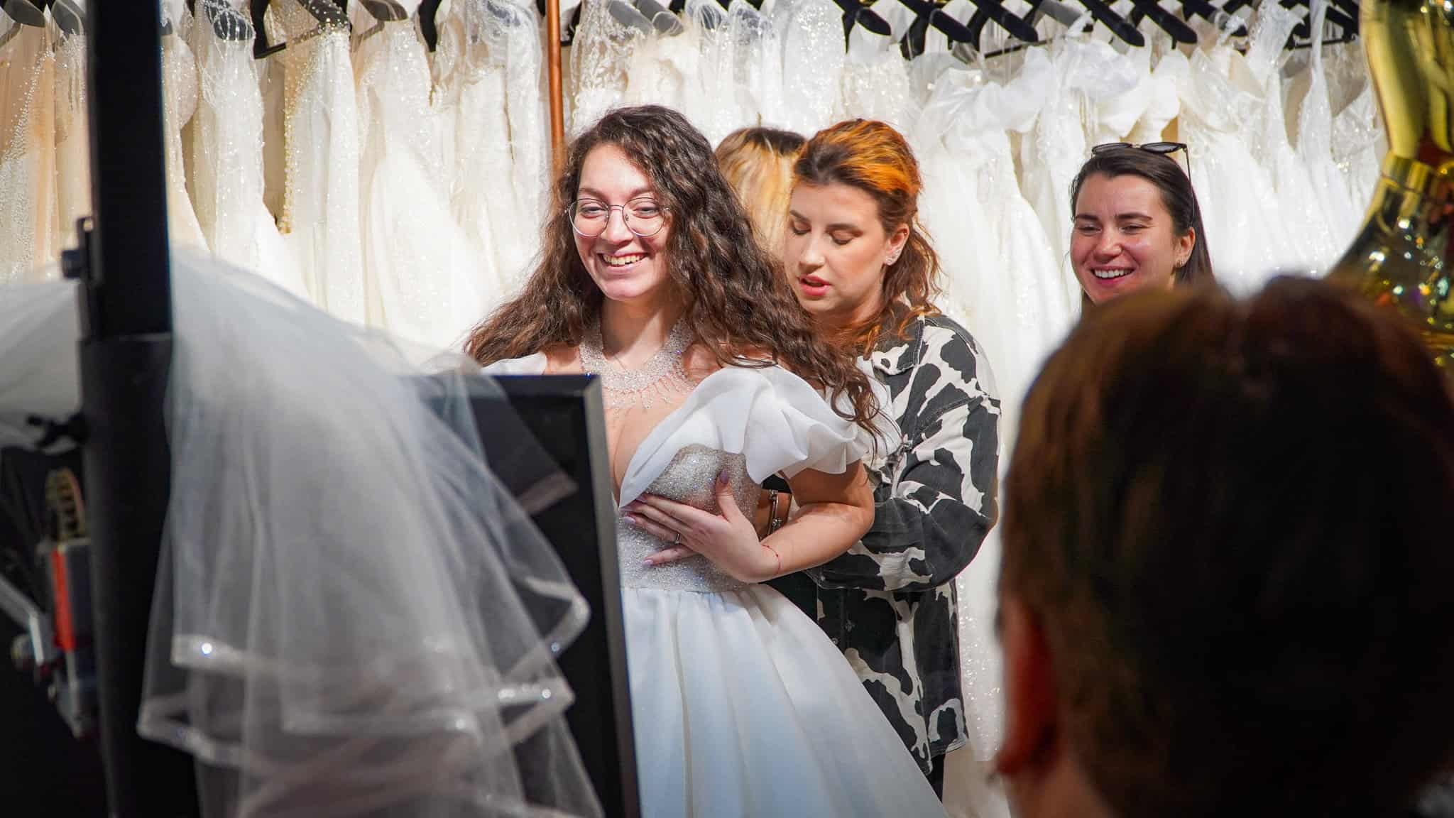 Viitorii miri, în căutarea ofertelor la Wedding Expo Sibiu. Rochii spectaculoase între 4.000 și 17.000 lei, costume elegante de la 1.500 lei (foto, video)