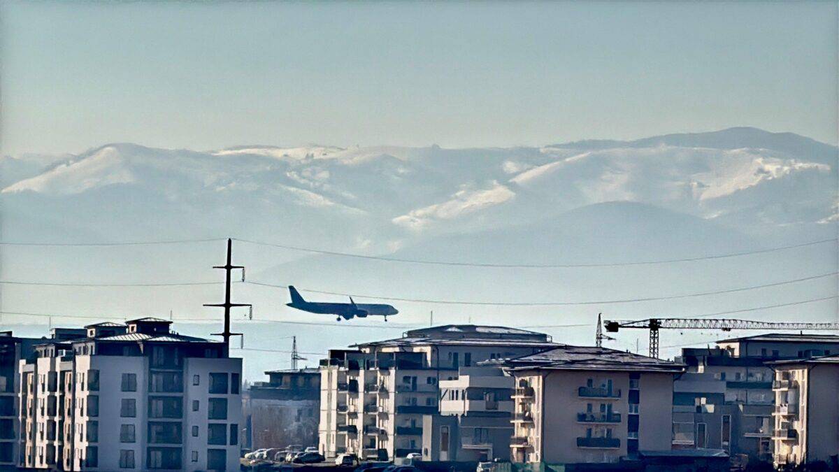 Un avion survolează din nou Sibiul. Wizz Air își antrenează piloții prin metoda ”Touch and go” (video)