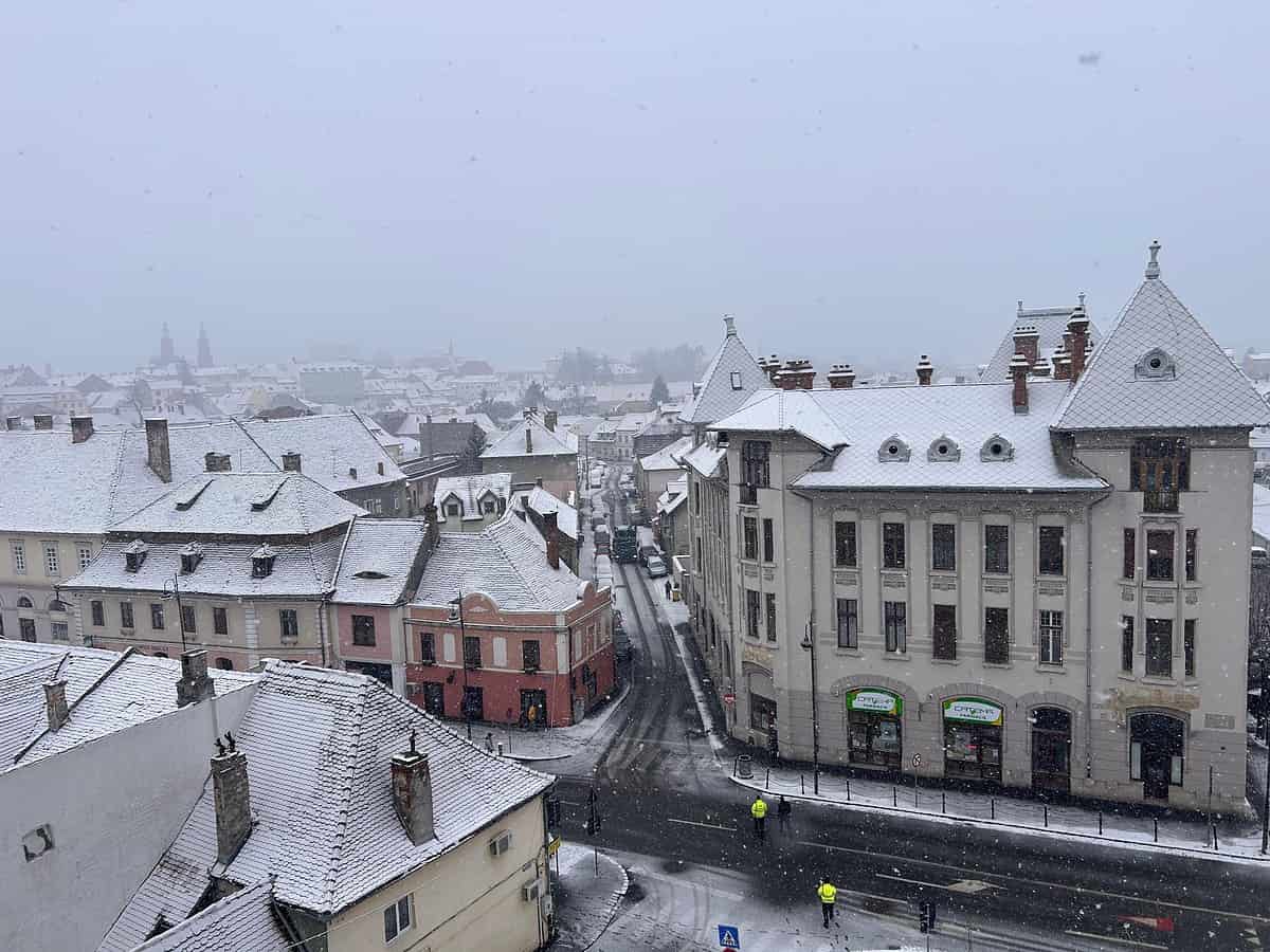 Ninsoare consistentă la Sibiu. Meteorologii ne-au spus cât va mai ține