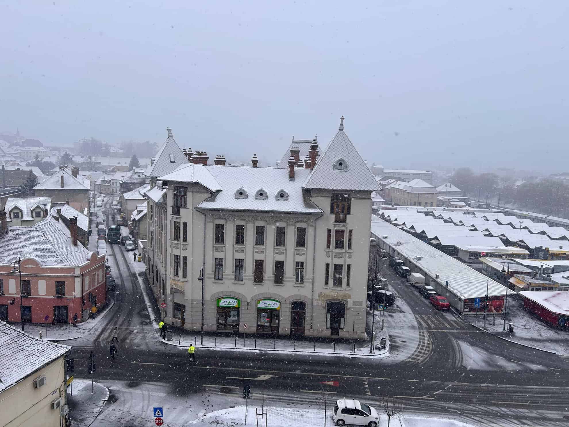 Ninsoare consistentă la Sibiu. Meteorologii ne-au spus cât va mai ține