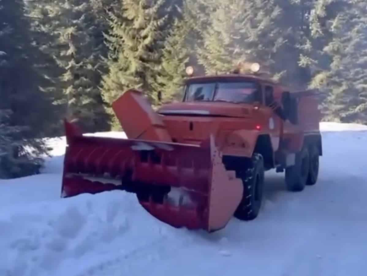 DPS are un utilaj pentru deszăpezire, fabricat în 1978. Acționează cu brio și azi (video)