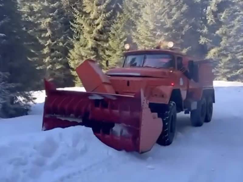 DPS are un utilaj pentru deszăpezire, fabricat în 1978. Acționează cu brio și azi (video)