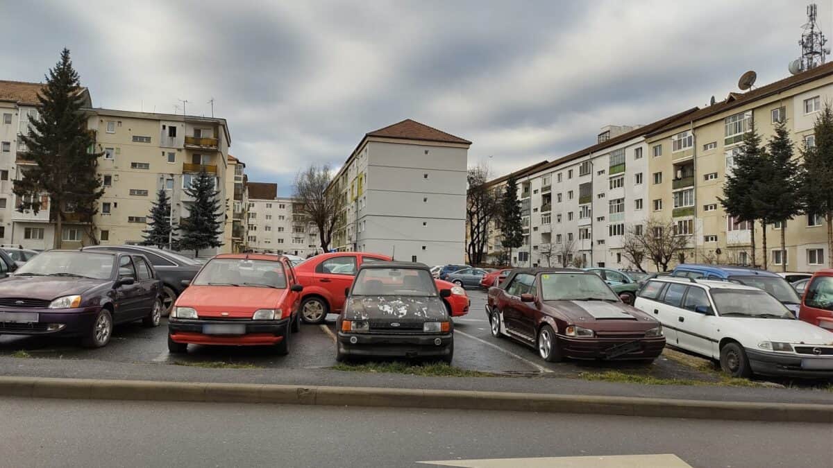 Mașinile abandonate rămân o problemă în Sibiu. Peste 100 încă pe domeniul public