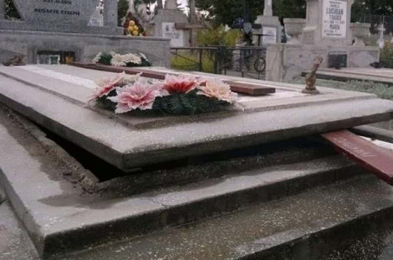 Morminte profanate într-un cimitir. Hoții au furat banii din sicrie