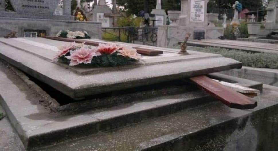 Morminte profanate într-un cimitir. Hoții au furat banii din sicrie