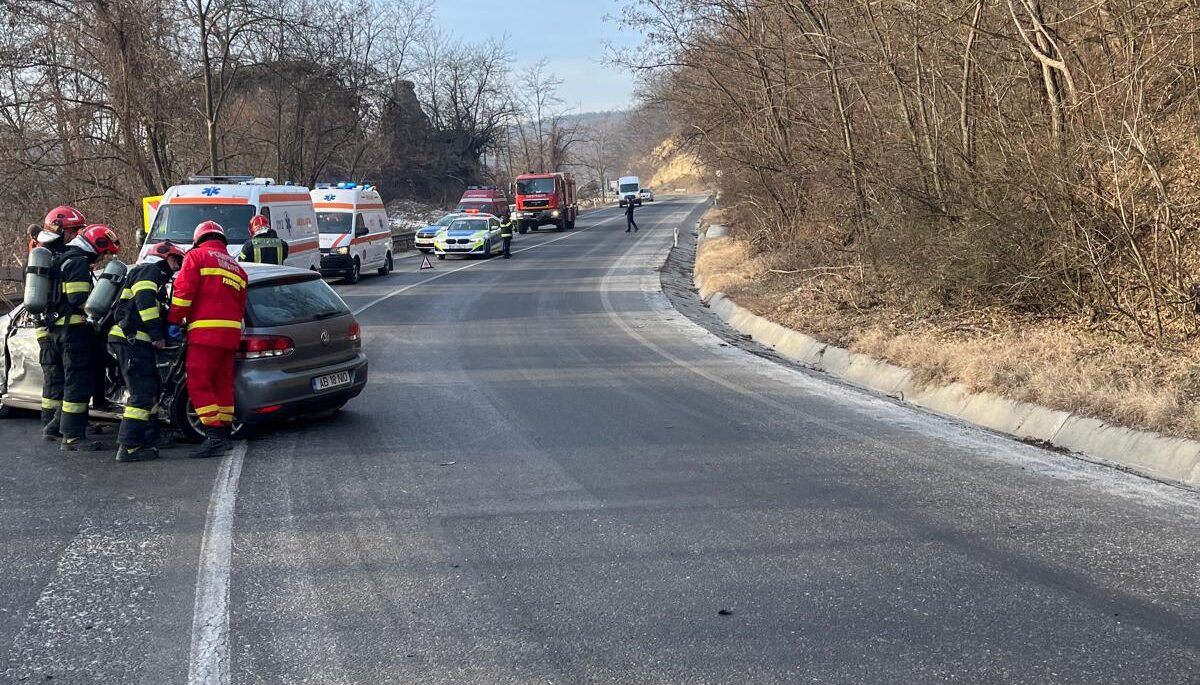 Accident pe DN14 la Ruși. O șoferiță a intrat pe contrasens