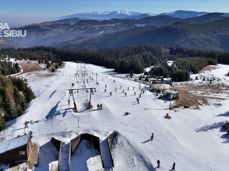 Oameni pe partia Paltinis Arena