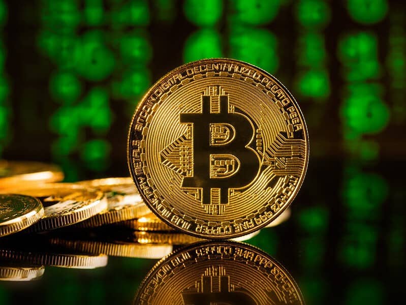 Bitcoin sparge pragul de 98.000 USD: Ce alte criptomonede surprind investitorii cu milioane USD adunați în presale? 