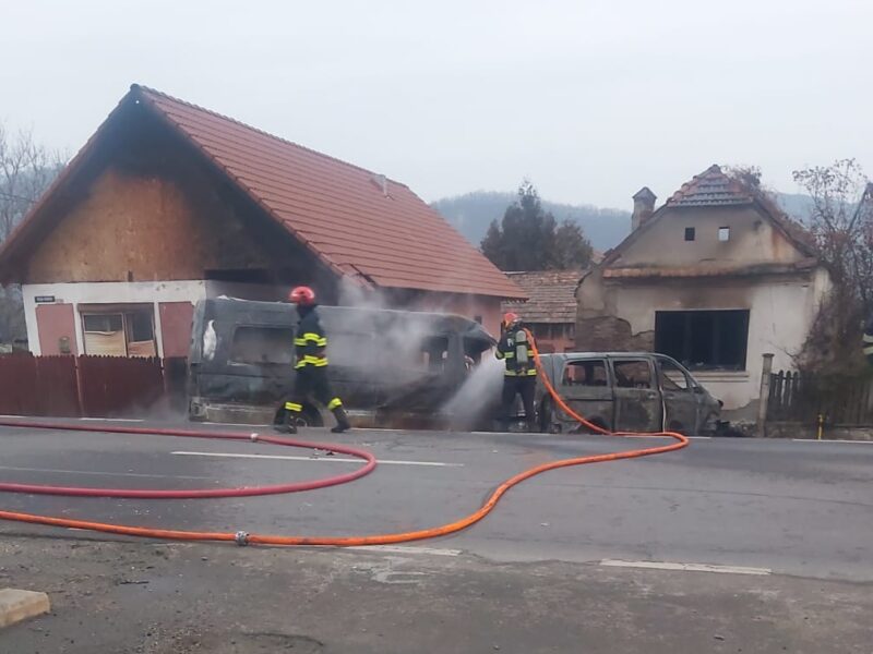 Accidentul grav de la Copșa Mică: Femeie găsită carbonizată sub unul din microbuzele care au luat foc (video, foto)