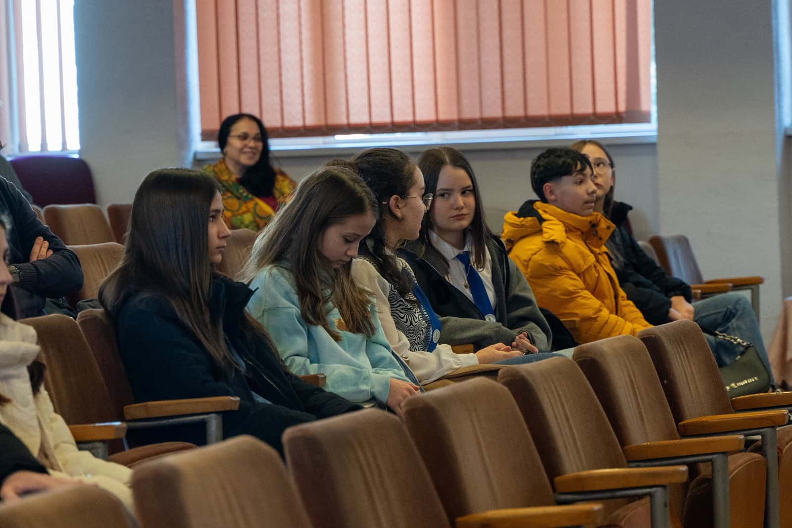 Dezbatere tip concurs de Dragobete între elevii unui liceu din Mediaș (foto)