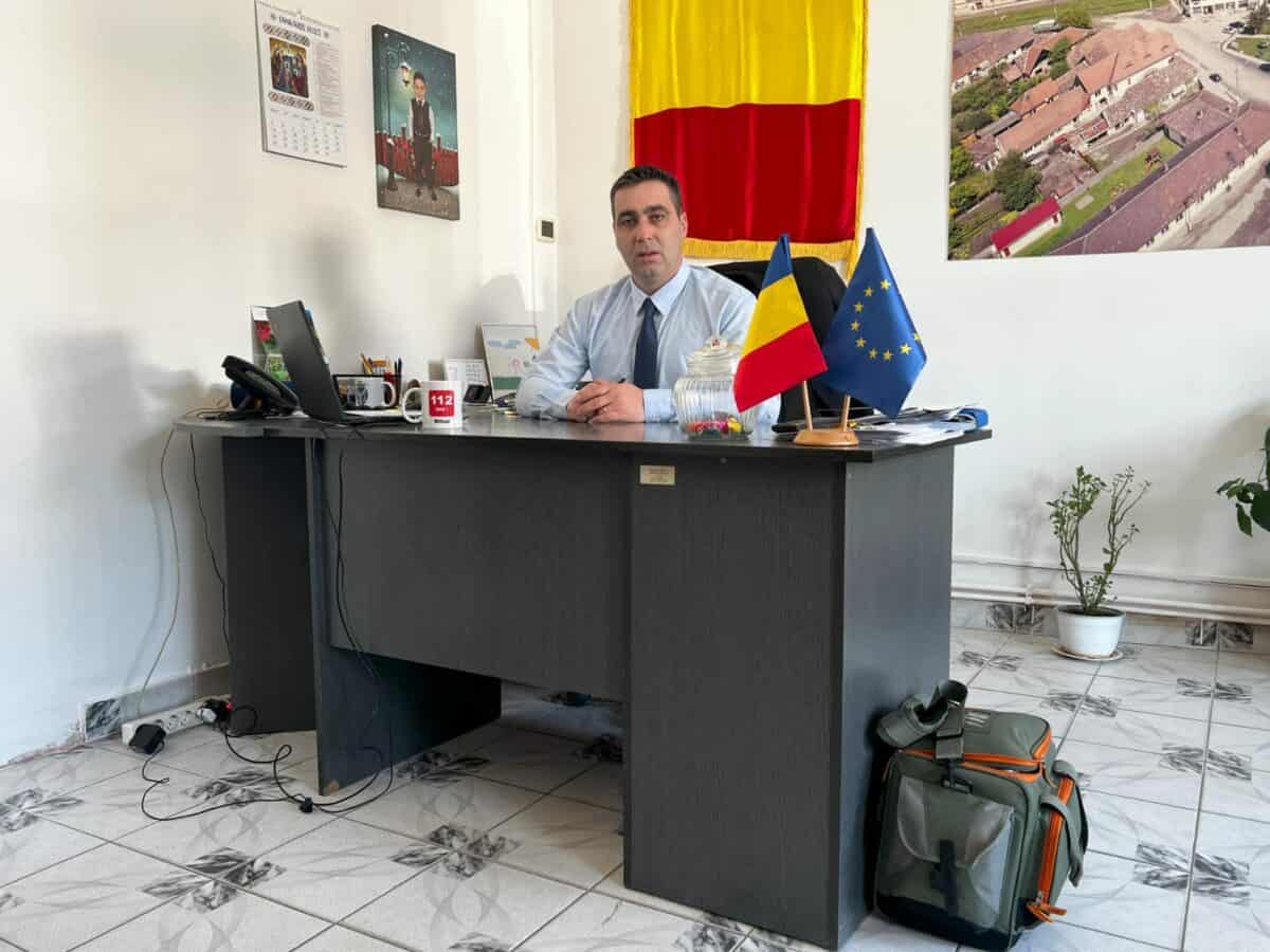 Primarul din județul Sibiu care are grijă de viețile sătenilor. Bolnavii din comună, scutiți de taxa de salubritate (foto)