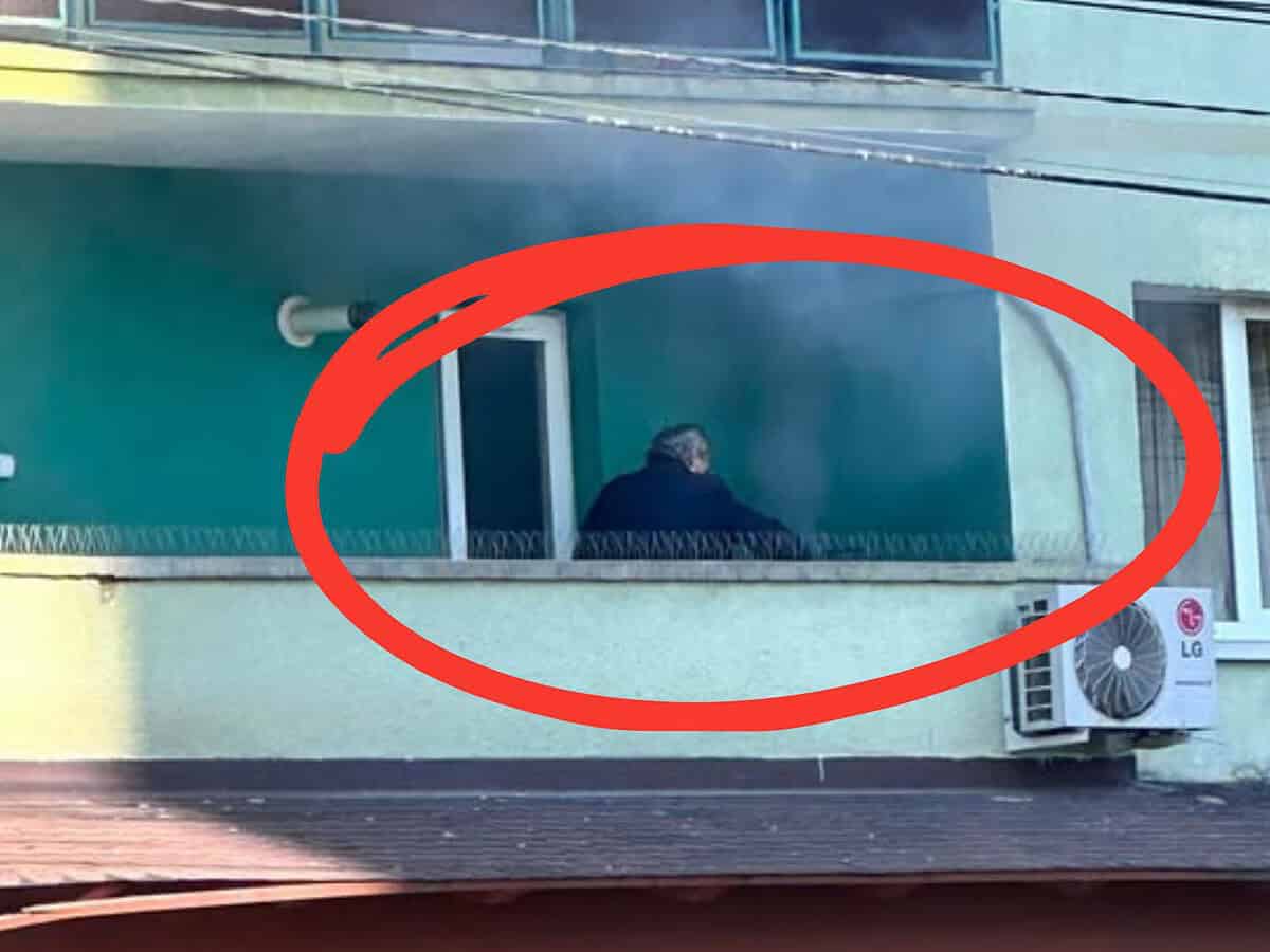 Grătar pe balcon într-un bloc de pe Mihai Viteazu. Martor: ,,Era fum si funingine peste tot” (video)